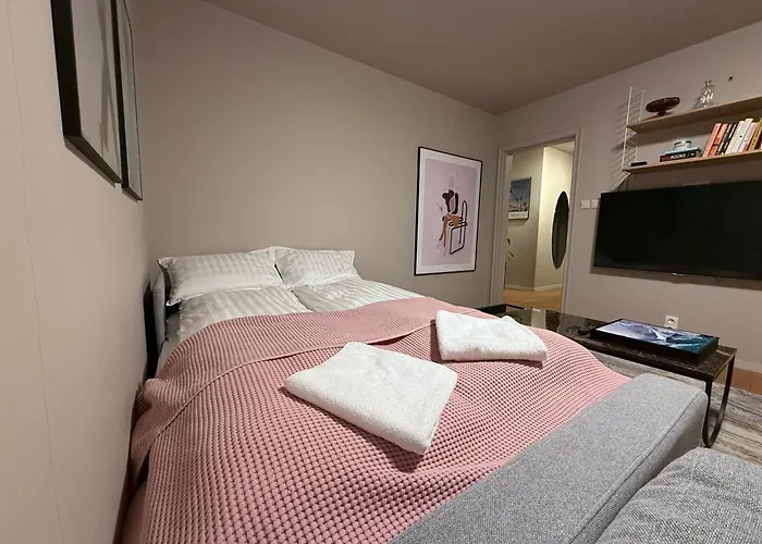Cozy Apartment , Sleeps 4, 10 Min To Reykjavik Downtown, Family-Friendly